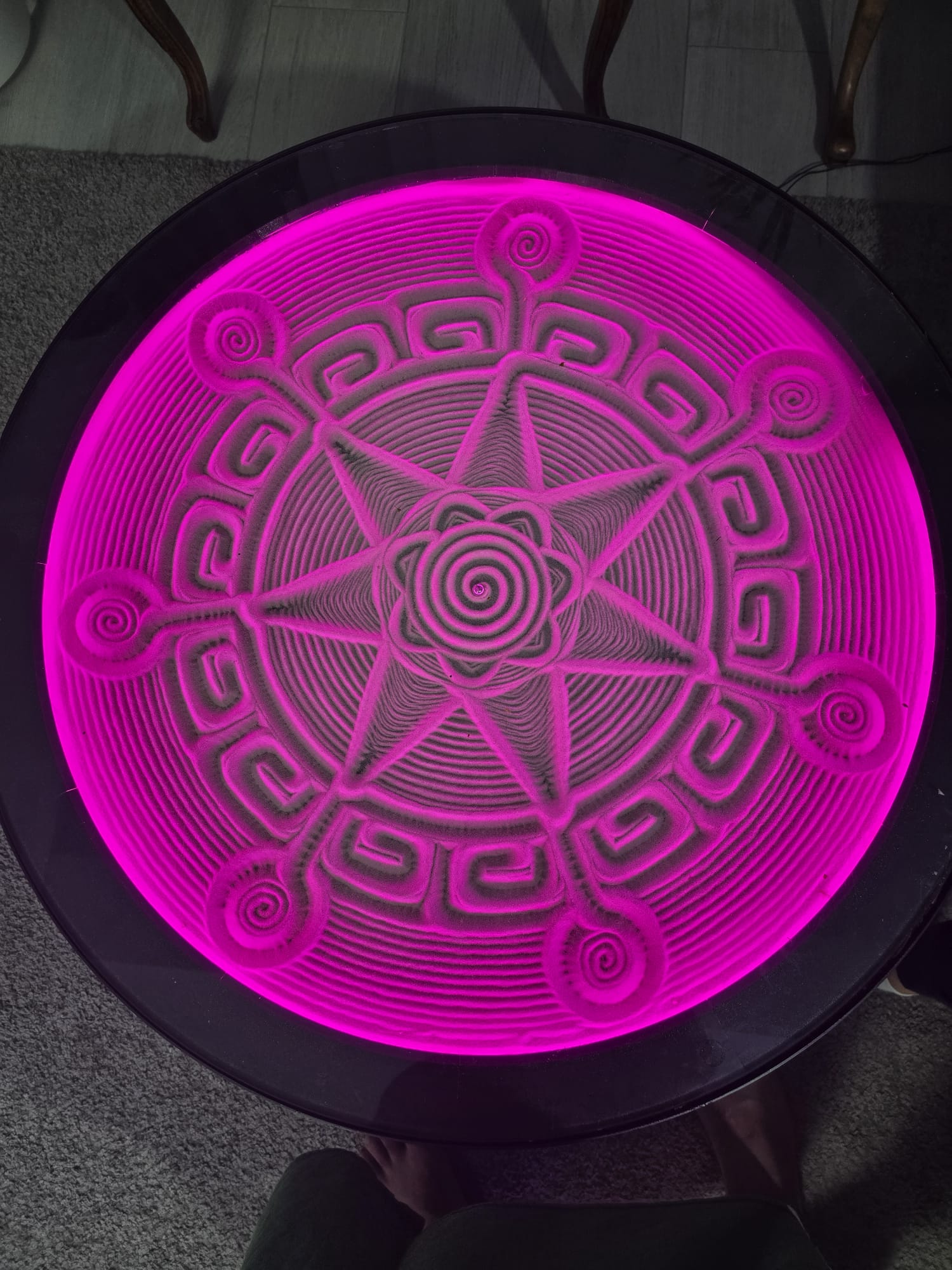Desen geometric ZeNis iluminat în magenta
